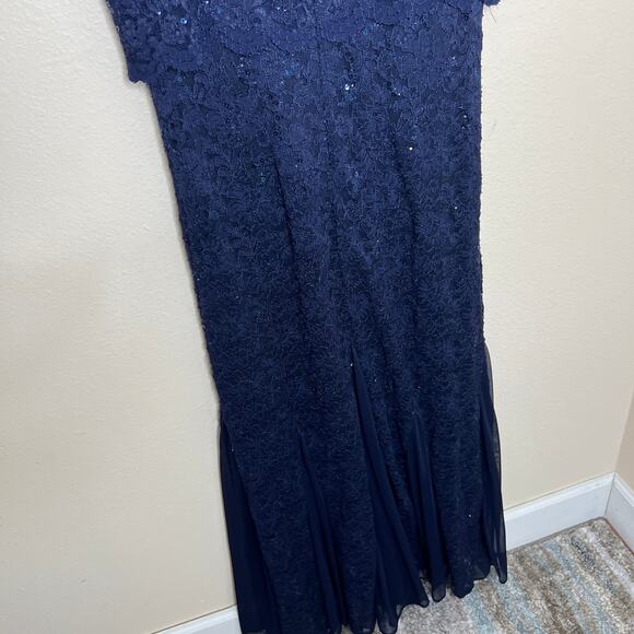 R & M Richards Black Lace Overlay Evening Gown 10 - Picture 7 of 13